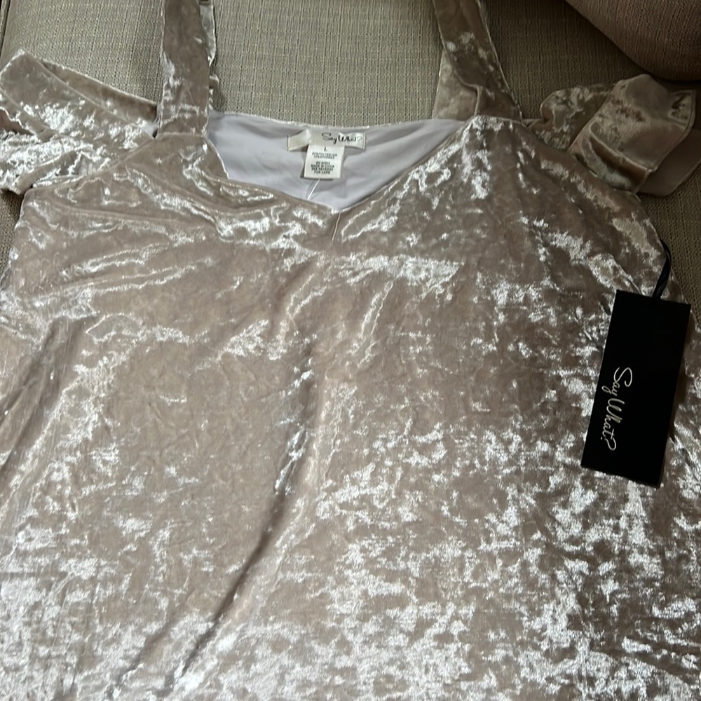 Say What? Woman’s tank with flutter sleeves in crushed velvet